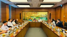 Đại biểu Quốc hội đoàn Hà Nội thảo luận ở tổ về cơ chế, chính sách đặc thù phát triển nhà ở xã hội.