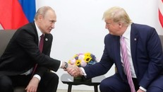 Tổng thống Mỹ Donald Trump (phải) trong cuộc gặp Tổng thống Nga Vladimir Putin tại Osaka, Nhật Bản ngày 28/6/2019.