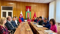 Đại sứ Việt Nam tại Slovakia Phạm Trường Giang tại cuộc gặp Thị trưởng Horné Saliby Pavol Dobosy.