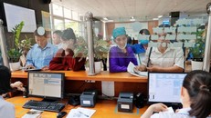 Người dân đăng ký khám chữa bệnh tại bệnh viện. Ảnh: Minh Quyết