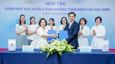 Cô Nguyễn Thị Thu Trang - Đại diện Ban Lãnh đạo Hệ thống Giáo dục Vinschool và Bác sĩ Nguyễn Ngọc Quang - Giám đốc chuyên môn Bệnh viện Đa khoa Quốc tế Vinmec tại Lễ ký kết.