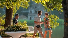 Du khách bên Hồ Hoàn Kiếm (Hà Nội).