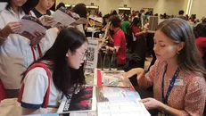 Thí sinh tìm hiểu thông tin du học. 