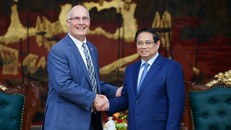 Thủ tướng Phạm Minh Chính và Hạ nghị sỹ John Moolenaar, bang Michigan, Trưởng Đoàn Nghị sỹ lưỡng đảng Hạ viện Hoa Kỳ. Ảnh: Dương Giang