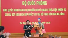 Thứ trưởng Bộ Quốc phòng, Thượng tướng Hoàng Xuân Chiến trao Quyết định của Chủ tịch nước cho sỹ quan Trần Viết Cường lên đường làm nhiệm vụ gìn giữ hòa bình Liên hợp quốc. Nguồn: Đại biểu Nhân dân