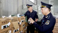 Lực lượng Hải quan Cửa khẩu Quốc tế Hữu Nghị (Lạng Sơn) kiểm tra nhãn mác hàng hóa nhập khẩu tại kho bãi khu vực cửa khẩu. Ảnh: Quang Duy