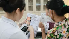 Nhân viên y tế tư vấn cho người bệnh. Ảnh: Minh Quyết