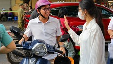 Sáng 7/6, hơn 100.000 học sinh Hà Nội chính thức bước vào kỳ thi tuyển sinh lớp 10 với môn thi đầu tiên.