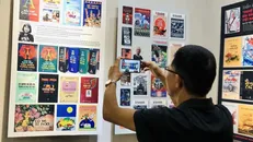 Khách tham quan Triển lãm "Nghệ thuật thiết kế bìa sách, báo và tạp chí Việt Nam năm 2025." Ảnh: Phương Lan