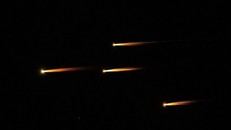 Các vệt sáng trên bầu trời Jerusalem (Israel) sau vụ phóng tên lửa của Iran nhằm đáp trả các vụ tấn công của lực lượng Israel tối 13/6/2025.