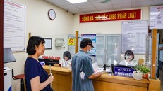 Công dân đi làm thủ tục hành chính. Ảnh: VGP/Thiện Tâm