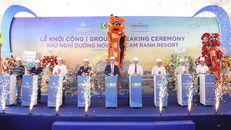 Các đại biểu nhấn nút khởi công Tổ hợp nghỉ dưỡng Novotel Cam Ranh Resort.