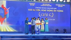 Nhà báo Nguyễn Lệ Hằng, Phó Tổng Biên tập Tạp chí Ngày Nay nhận giải C (Giải sự kiện, hoạt động ấn tượng).