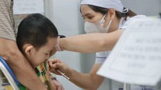 Nhân viên y tế tiêm vaccine phòng sởi cho trẻ trong độ tuổi. Ảnh: Minh Quyết