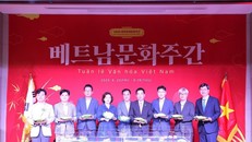 Nghi thức thả hoa Sen trong lễ khai mạc Tuần văn hóa. Ảnh: Khánh Vân