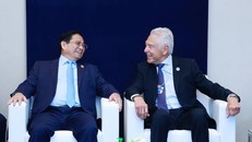 Thủ tướng Phạm Minh Chính gặp Chủ tịch lâm thời WEF Peter Brabeck-Letmathe. Ảnh: Dương Giang