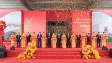 Các đại biểu cắt băng khánh thành Nhà máy sản xuất ô tô điện VinFast Hà Tĩnh.