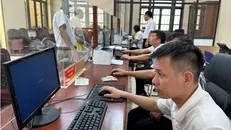 Cán bộ Trung tâm phục vụ hành chính công xã Nam Cường (tỉnh Hưng Yên) thực hiện thủ tục hành chính cho người dân trong ngày đầu thực hiện mô hình chính quyền địa phương 2 cấp. Ảnh: Thu Hoài