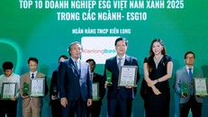 Ông Kim Minh Tuấn - Thành viên HĐQT KienlongBank (đứng giữa, hàng đầu) nhận chứng nhận "Top 10 Doanh nghiệp ESG Việt Nam Xanh 2025"