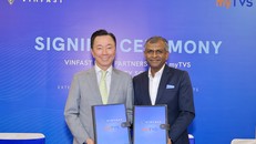 Ông Phạm Sanh Châu, Tổng Giám đốc VinFast châu Á (trái) và ông Natarajan Srinivasan, Tổng Giám đốc điều hành myTVS, tại buổi lễ ký kết.