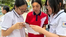 Thí sinh thảo luận bài sau giờ thi vào lớp 10. Ảnh: Phạm Mai