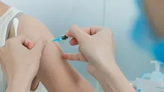 Nhân viên y tế tiêm vaccine phòng bệnh cho người dân. Ảnh: Minh Quyết