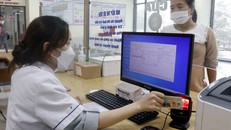 Người dân làm thủ tục khám chữa bệnh. (Ảnh: Đồng Thúy/TTXVN)