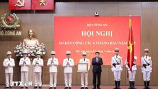 Chủ tịch nước Lương Cường trao Huân chương Lao động hạng Ba tặng Bộ Công an. (Ảnh: Lâm Khánh/TTXVN)