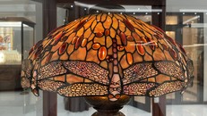 Đèn chuồn chuồn Tiffany được trưng bày tại Bảo tàng Nghệ thuật Kính màu (Trại Da Vinci, Ba Vì, Hà Nội).