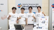 Đội thi của Trường THPT Chuyên Hà Nội – Amsterdam đạt giải Nhất bảng THPT trong cuộc thi sáng tạo Solve for Tomorrow 2023.