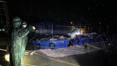 Lực lượng Bộ đội Biên phòng tỉnh Hưng Yên tuần tra kiểm soát khu vực ven biển khi bão số 3 đổ bộ đất liền. Ảnh: Thế Duyệt