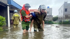 Công an xã Hải Thịnh, Ninh Bình huy động khoảng 30 cán bộ, phối hợp với chính quyền địa phương hỗ trợ người dân đến nơi an toàn. Ảnh: Thái Thuần