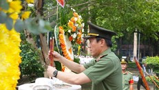 Bộ trưởng Bộ Công an Lương Tam Quang dâng hương tại Khu di tích lịch sử Ban An ninh Trung ương Cục miền Nam. Ảnh: Minh Phú