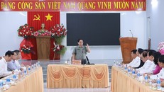 Thủ tướng Phạm Minh Chính làm việc với lãnh đạo phường Thới Sơn, tỉnh An Giang về mô hình chính quyền địa phương 2 cấp và hoạt động của Trung tâm phục vụ hành chính công. Ảnh: Dương Giang