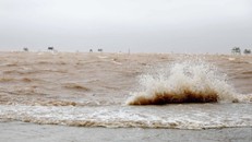 Bão số 3 gây mưa và sóng biển dâng cao tại khu vực xã Đồng Châu (Hưng Yên). Ảnh: Thế Duyệt