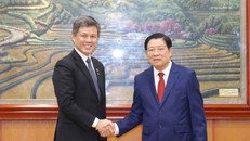 Trưởng Ban Nội chính Trung ương Phan Đình Trạc hội đàm với Phó Tổng Thư ký Đảng Hành động Nhân dân Singapore Chan Chun Sing. Ảnh: Phương Hoa