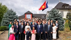 Chủ tịch Quốc hội Trần Thanh Mẫn và Phu nhân với đại biểu. Ảnh: Doãn Tấn