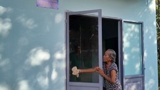 Hộ gia đình ông bà Lê Thế Sang thôn Thác Dài, xã Phú Văn, huyện Bù Gia Mập nhận nhà mới trong chương trình xóa nhà tạm, nhà dột nát.