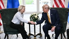 Tổng thống Mỹ Donald Trump (phải) trong cuộc gặp Chủ tịch Ủy ban Châu Âu (EC) Ursula von der Leyen tại khu nghỉ dưỡng ở Turnberry (Scotland), ngày 27/7/2025. Ảnh: REUTERS