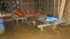 Nhiều nhà dân ở Điện Biên ngập trong nước và bùn đất (ảnh chụp lúc 7g25 ngày 2/8). Ảnh: Xuân Tư