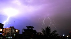 Những tia sét trên bầu trời tại Guwahati, Ấn Độ.