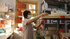 Nhân viên y tế làm công tác cấp phát thuốc.