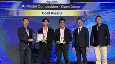 Kỹ sư Lương Đức Long thuộc Tập đoàn Viettel và anh Nguyễn Hoàng Vũ - kỹ sư AI kiêm CEO của Công ty startup AIZ nhận giải Nhất cuộc thi. Ảnh: Mạc Luyện