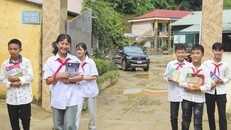Học sinh Trường Phổ thông Dân tộc bán trú THCS Chiềng Sơ (xã Mường Luân) vui mừng khi được tặng sách giáo khoa mới.