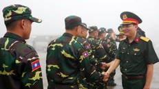 Đại tá Nguyễn Tú Tài, Phó Chỉ huy trưởng Bộ Chỉ huy Quân sự tỉnh Hà Tĩnh chào đón cán bộ, chiến sỹ Quân đội Nhân dân Lào.