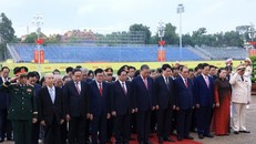 Đoàn đại biểu lãnh đạo, nguyên lãnh đạo Đảng, Nhà nước cùng các bộ ngành Trung ương, đến đặt vòng hoa và vào Lăng viếng Chủ tịch Hồ Chí Minh. Ảnh: Tuấn Anh