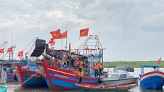 Người dân ứng phó áp thấp nhiệt đới. 