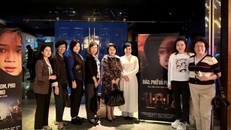 Tổng Lãnh sự Việt Nam tại Hong Kong Lê Đức Hạnh (mặc áo dài) cùng khách mời tại buổi công chiếu bộ phim "Đào, Phở và Piano" tại Hong Kong. Ảnh: Mạc Luyện