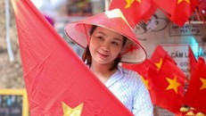 Người dân lưu lại khoảnh khắc với hình ảnh cờ Tổ quốc. Ảnh: Khánh Hòa