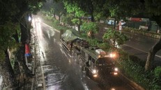 Khối xe bánh xích, tăng thiết giáp của Binh chủng Tăng thiết giáp trên đường di chuyển về trung tâm Thủ đô. Ảnh: Lê Đông